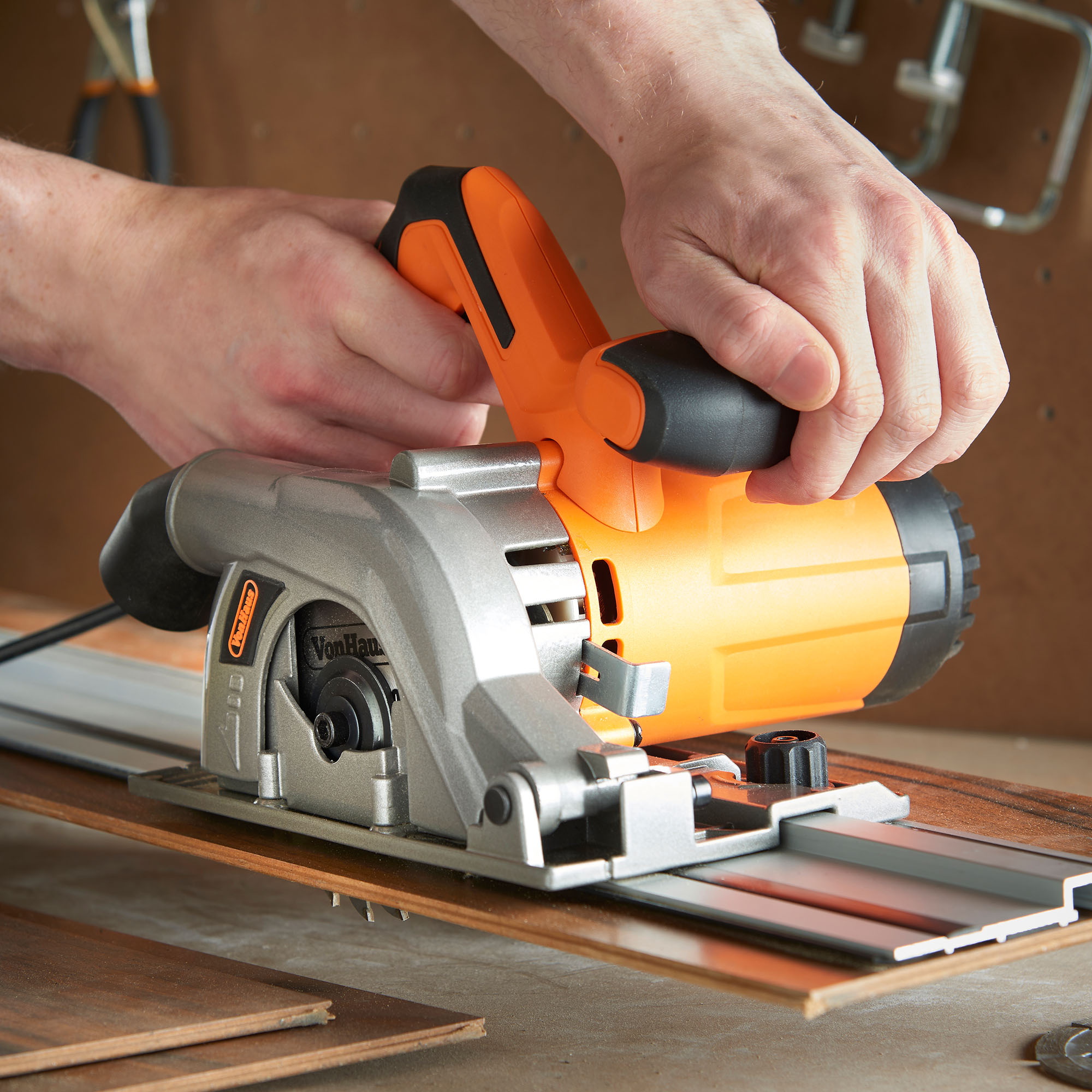 VonHaus 1050w 240V Compact Plunge Saw Kit Track 110mm Blade Discs