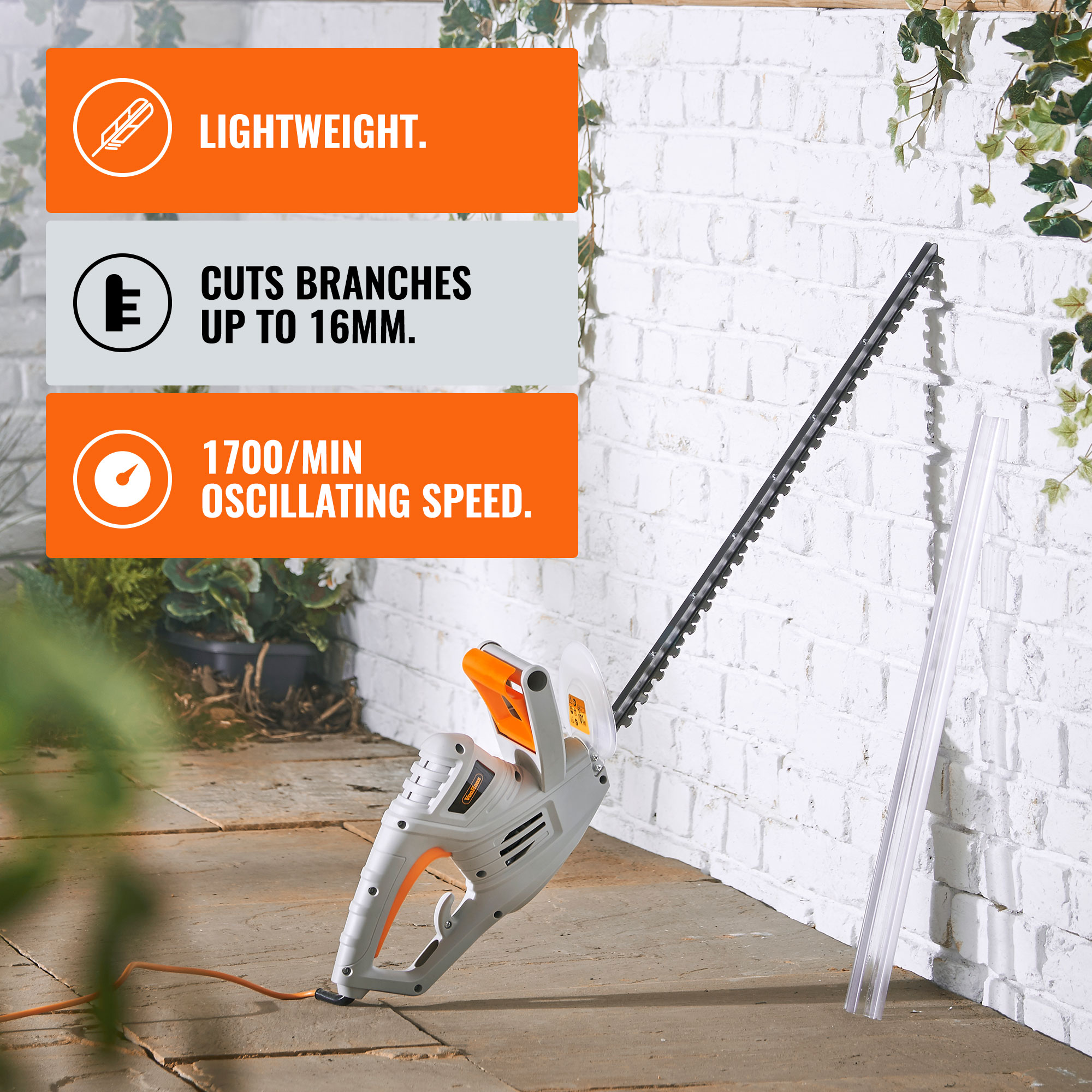 VonHaus 550W Electric Hedge Trimmer / Cutter with 60cm Blade + Blade